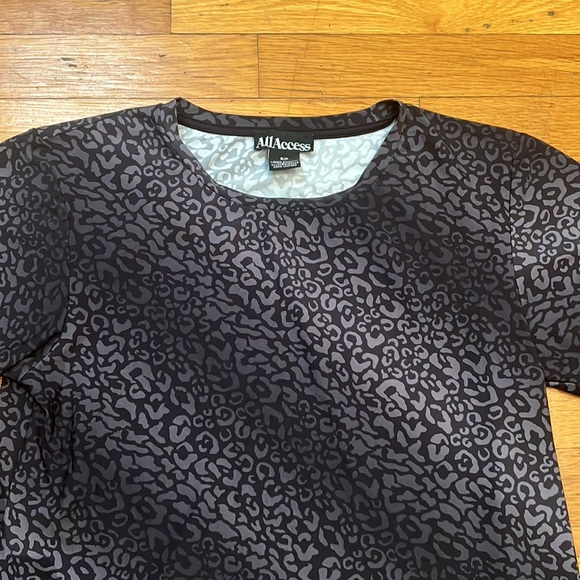 Bandier All Access Studio Stretch Crop Tee in Snow Leopard, size Small - Picture 4 of 9